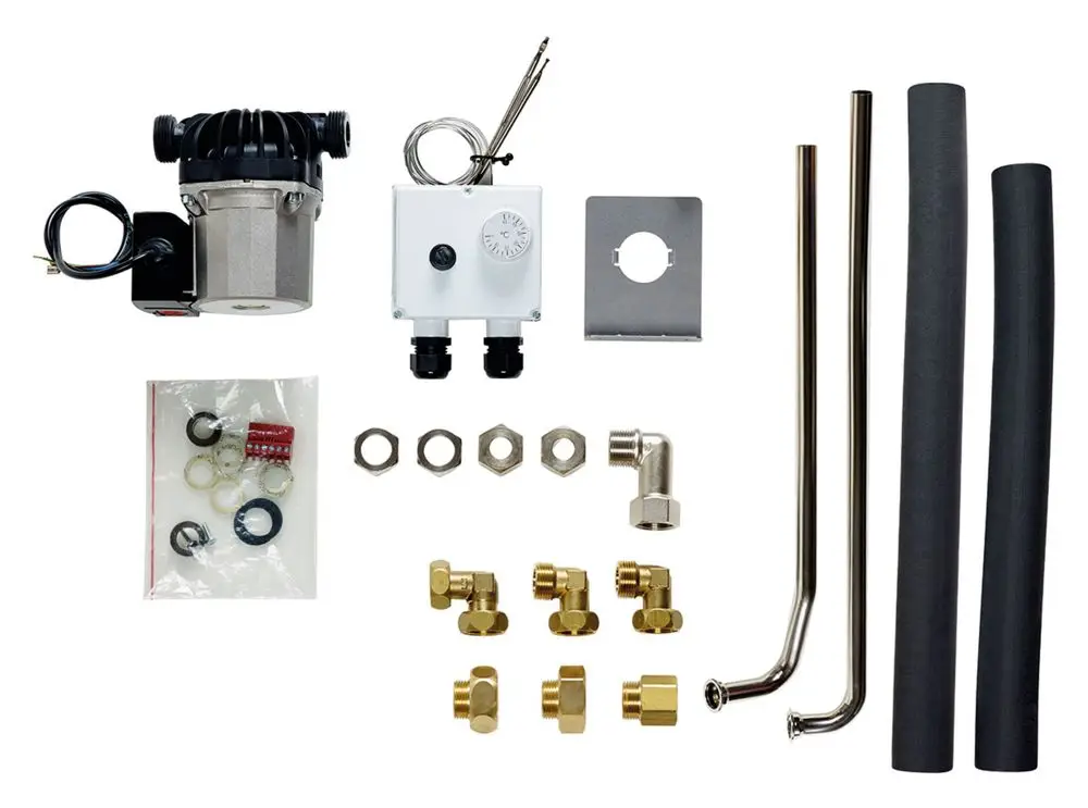 Montageset mit einer Pumpe, Regelgerät, Metallrohren, Dichtungen und verschiedenen Anschlüssen, geeignet für Vaillant Systeme zur Installation und Verbindung.